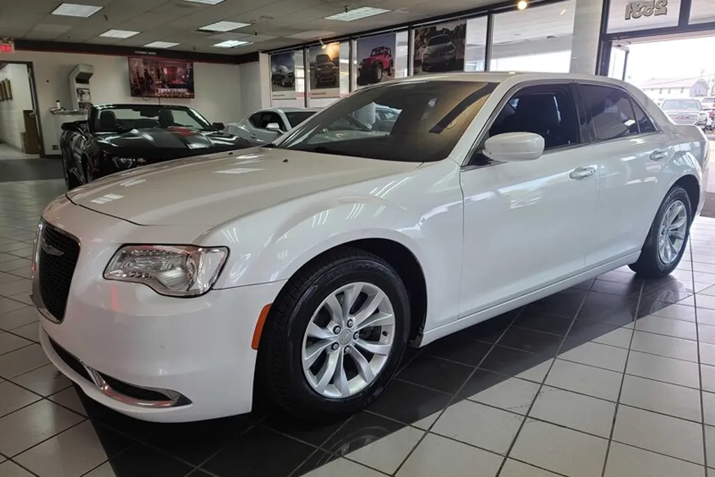 2015 Chrysler 300 Limited photo 1