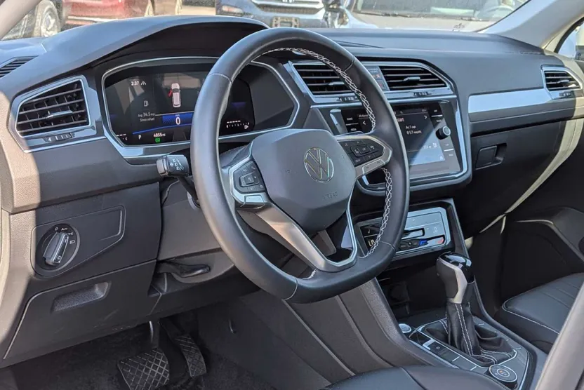 2024 Volkswagen Tiguan SE photo 1
