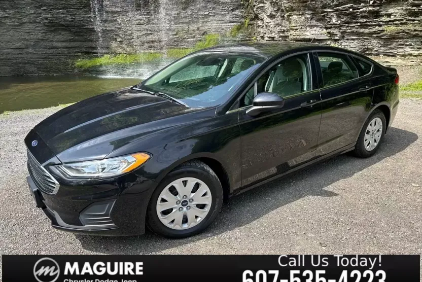 2019 Ford Fusion S photo 1