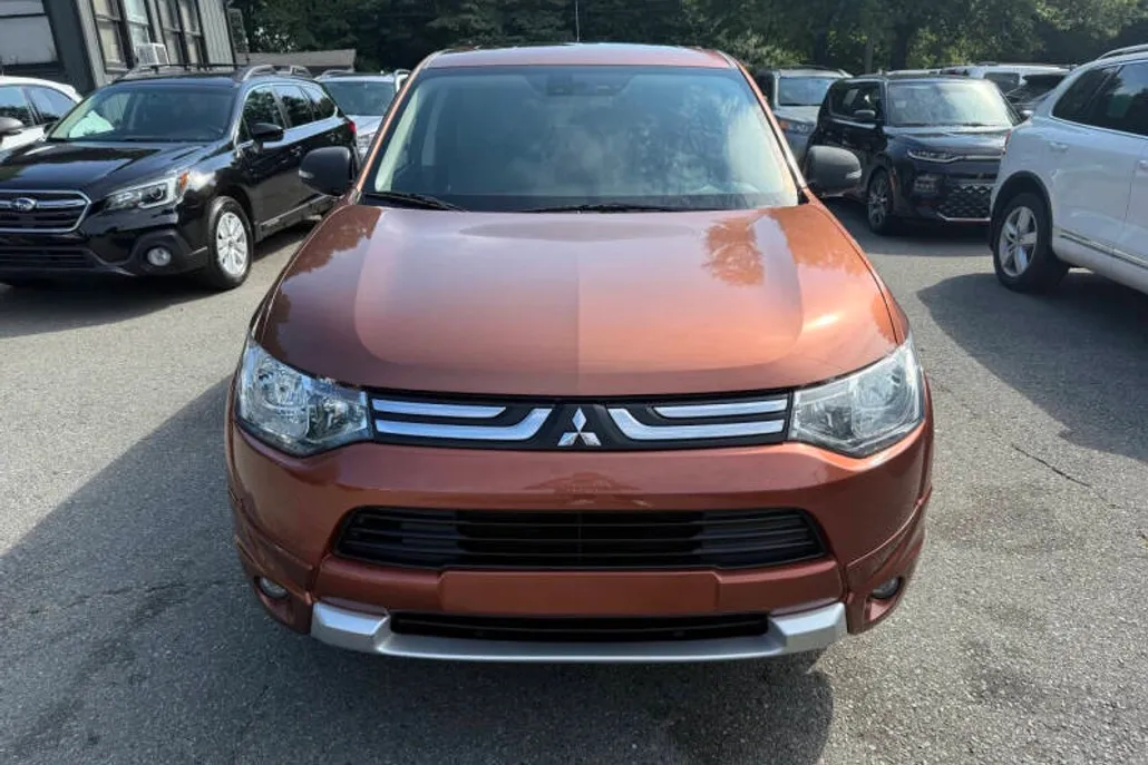 2014 Mitsubishi Outlander SE photo 1