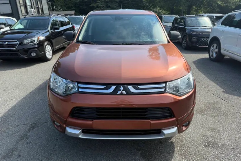 2014 Mitsubishi Outlander SE photo 1