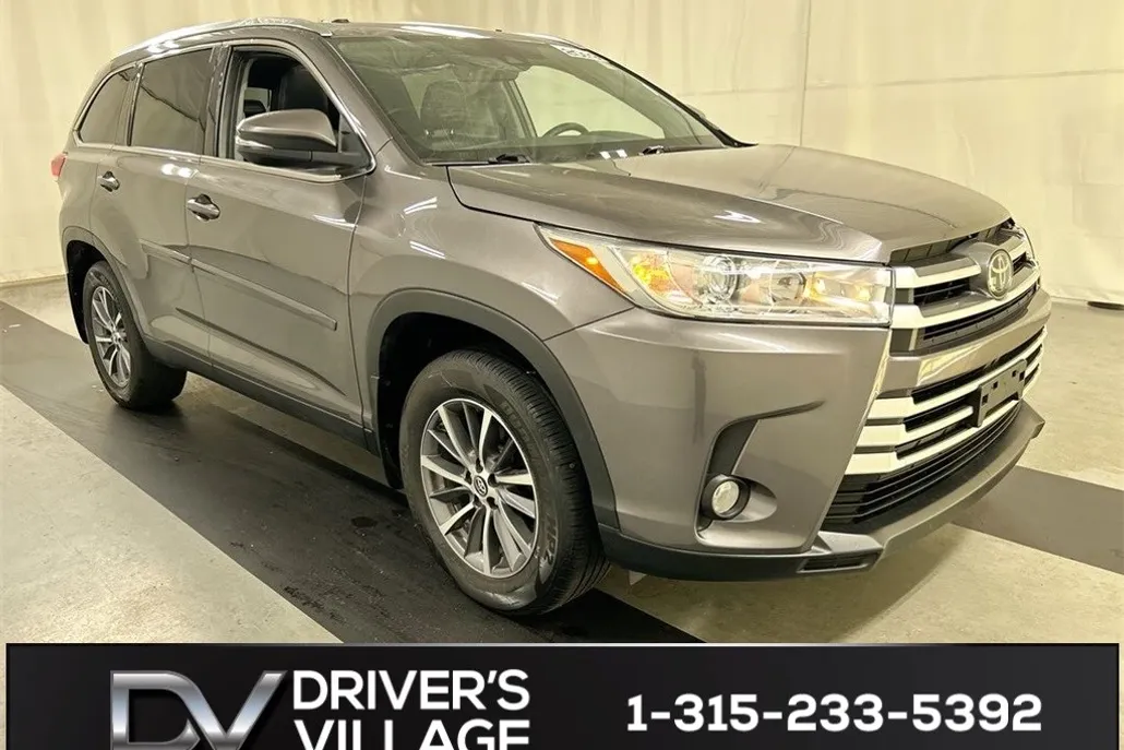 2019 Toyota Highlander SE photo 1