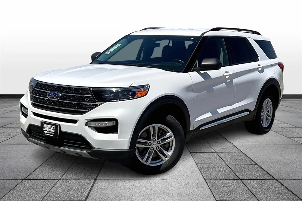2023 Ford Explorer XLT photo 1