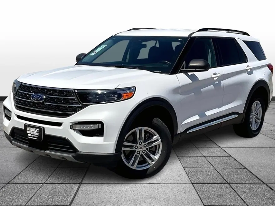 2023 Ford Explorer XLT photo 1
