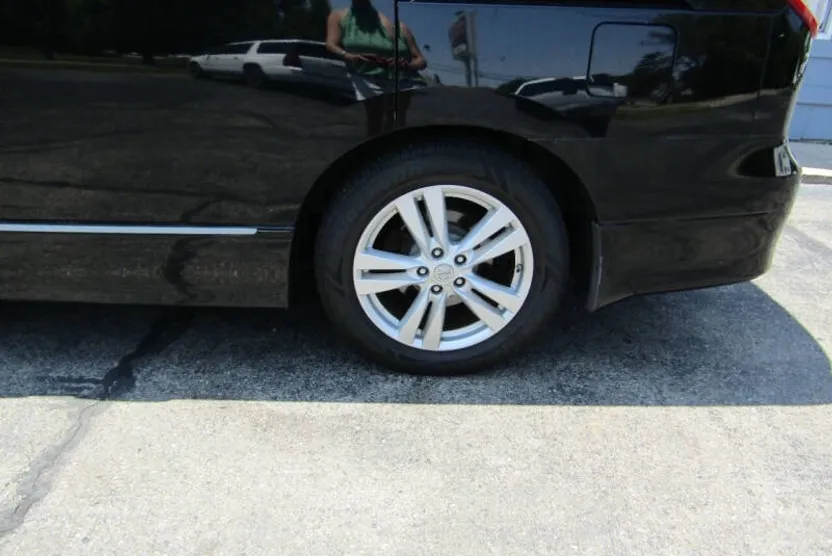 2015 Nissan Quest Platinum photo 1