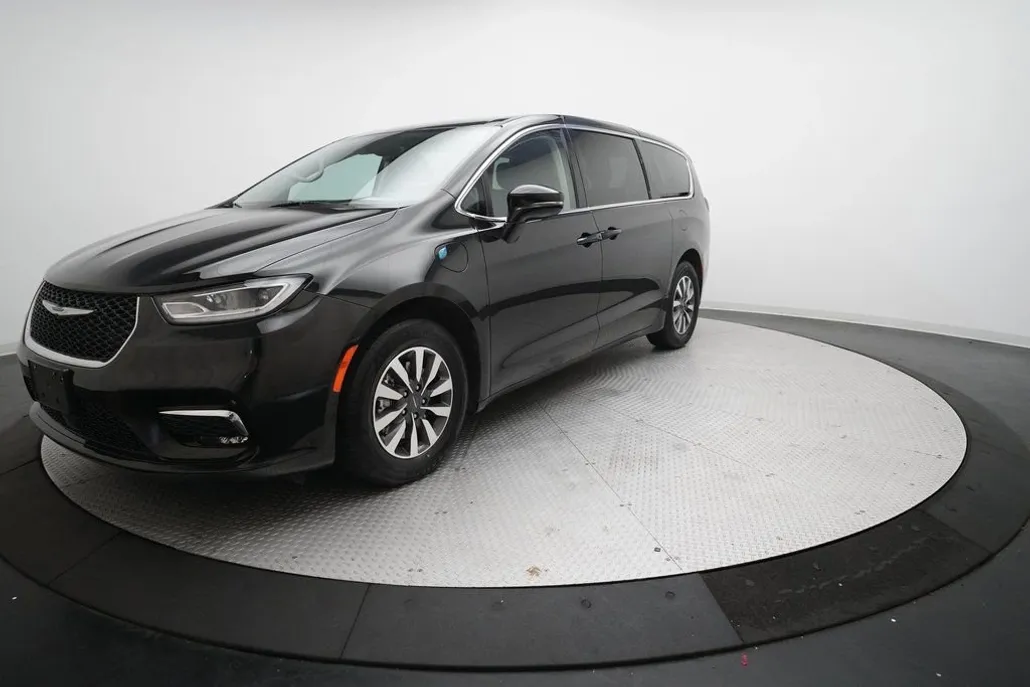 2024 Chrysler Pacifica Hybrid photo 1