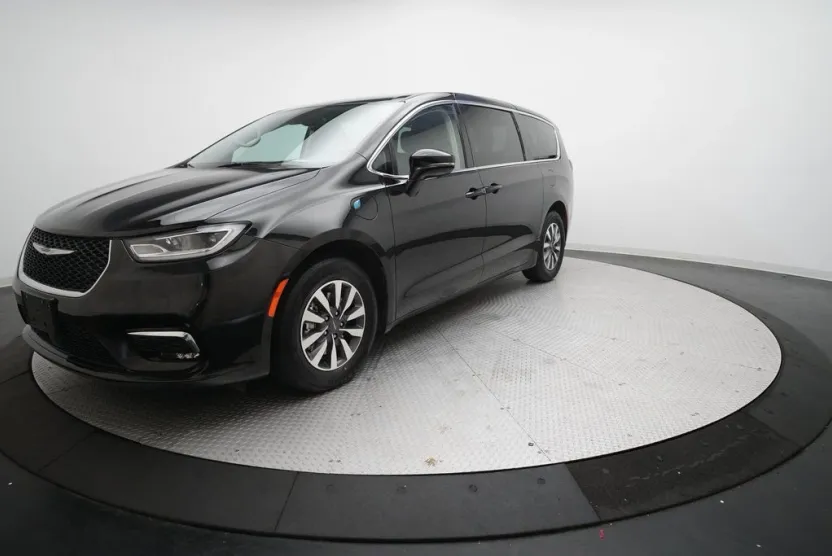 2024 Chrysler Pacifica Hybrid photo 1