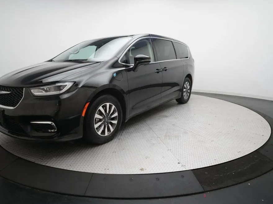 2024 Chrysler Pacifica Hybrid photo 1