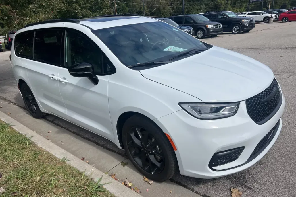 2025 Chrysler Pacifica Limited photo 1