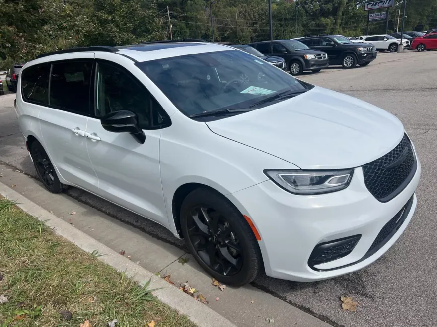 2025 Chrysler Pacifica Limited photo 1