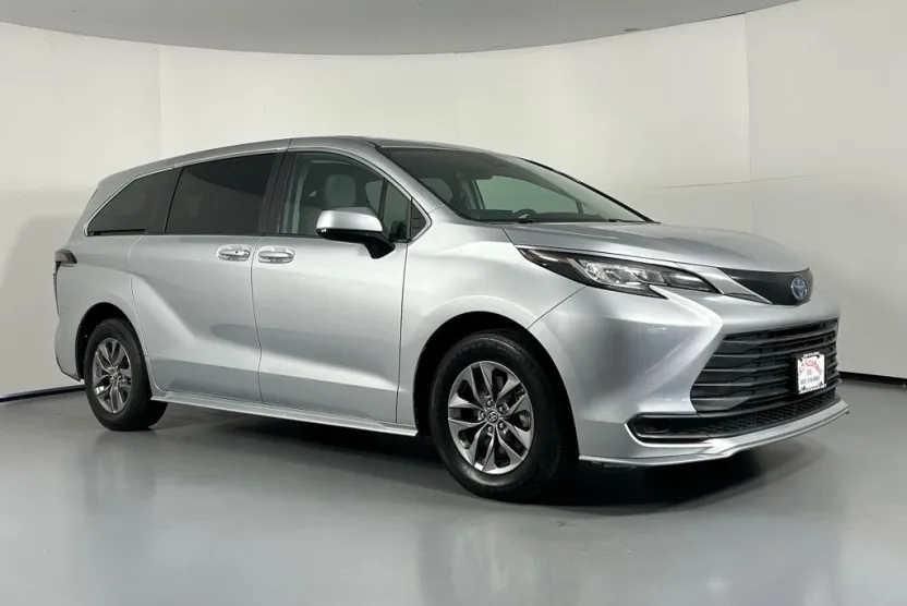 2023 Toyota Sienna LE photo 1