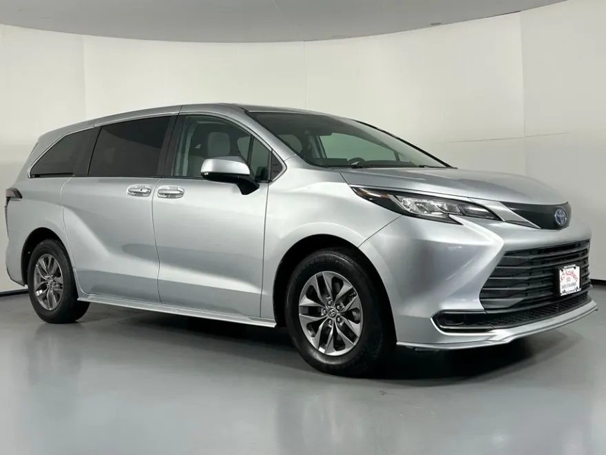 2023 Toyota Sienna LE photo 1