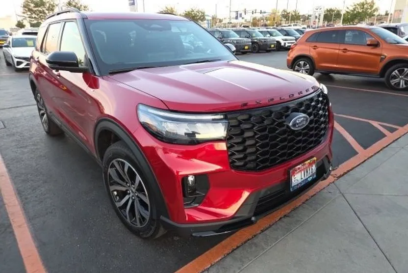 2025 Ford Explorer ST-Line photo 1