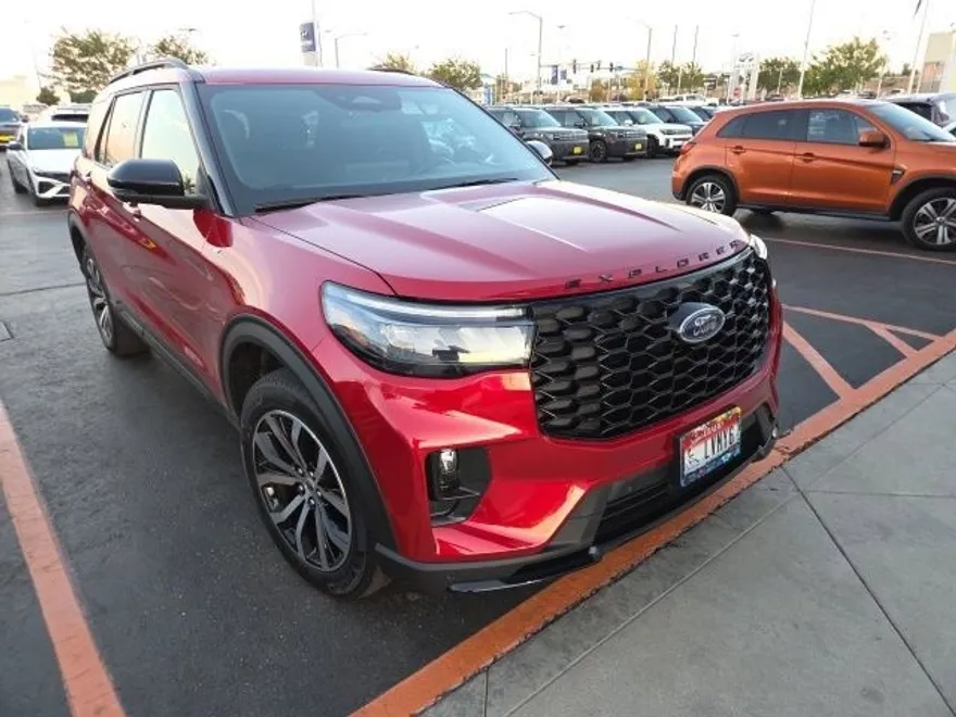 2025 Ford Explorer ST-Line photo 1