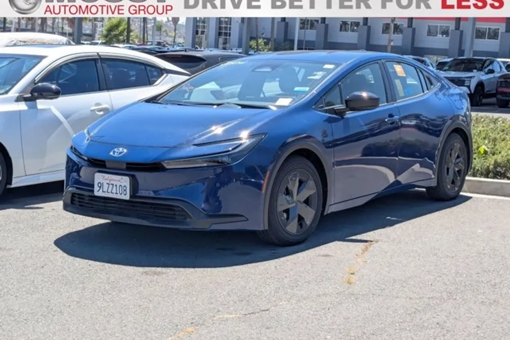 2024 Toyota Prius LE photo 1