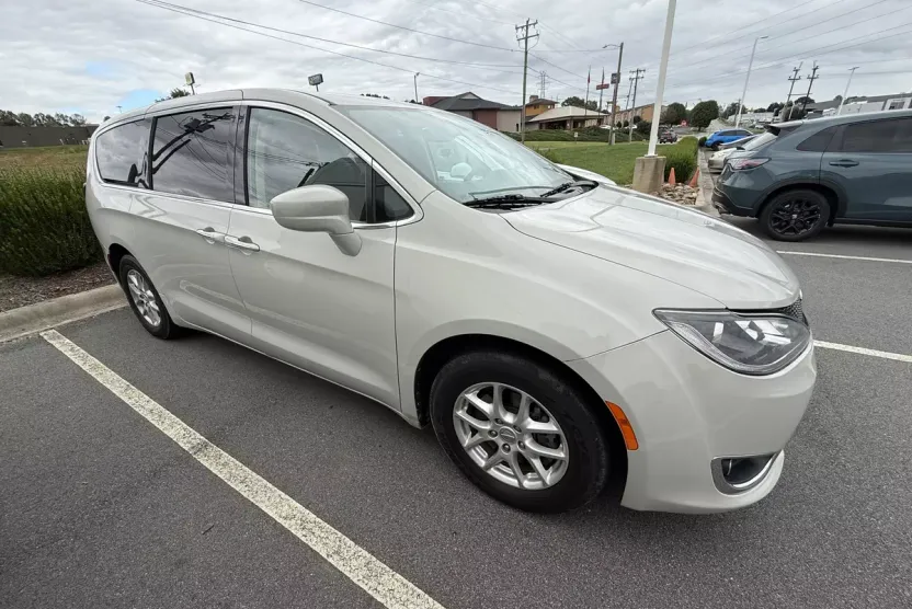 2020 Chrysler Pacifica Touring photo 1