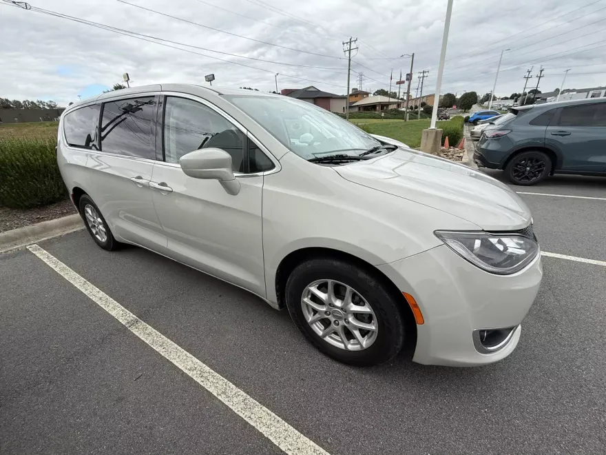 2020 Chrysler Pacifica Touring photo 1