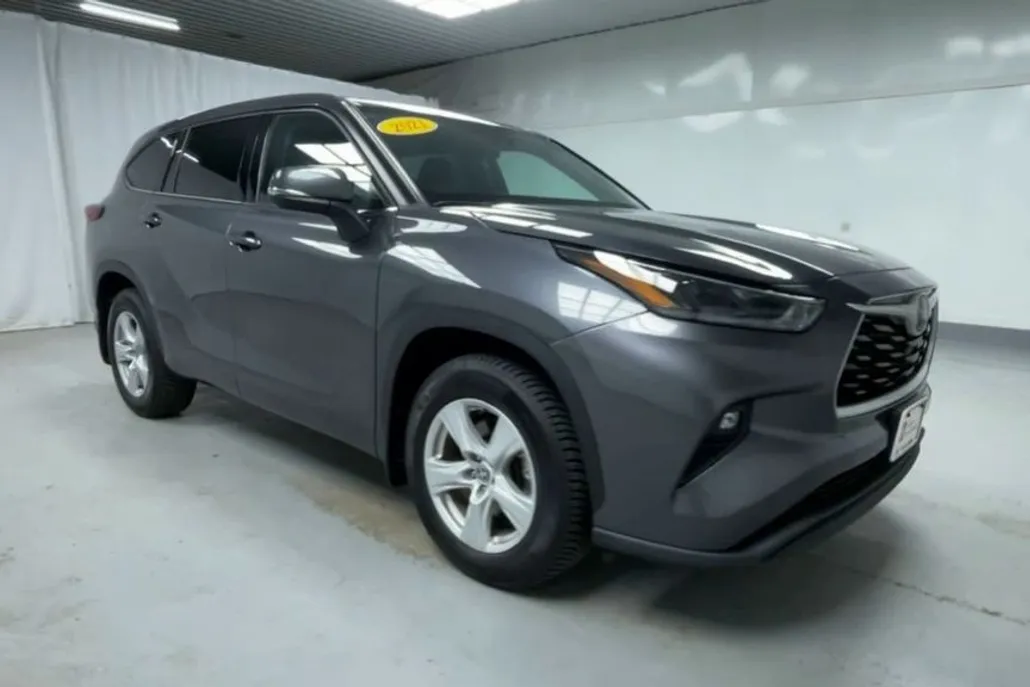 2021 Toyota Highlander LE photo 1