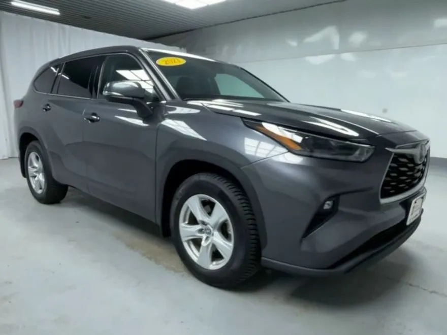 2021 Toyota Highlander LE photo 1