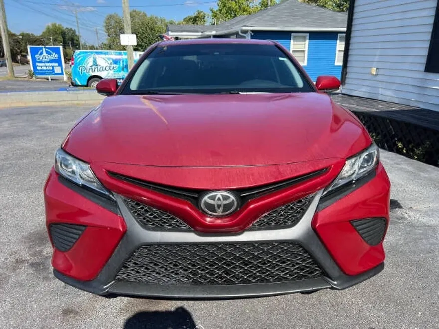 2018 Toyota Camry SE XLE photo 2