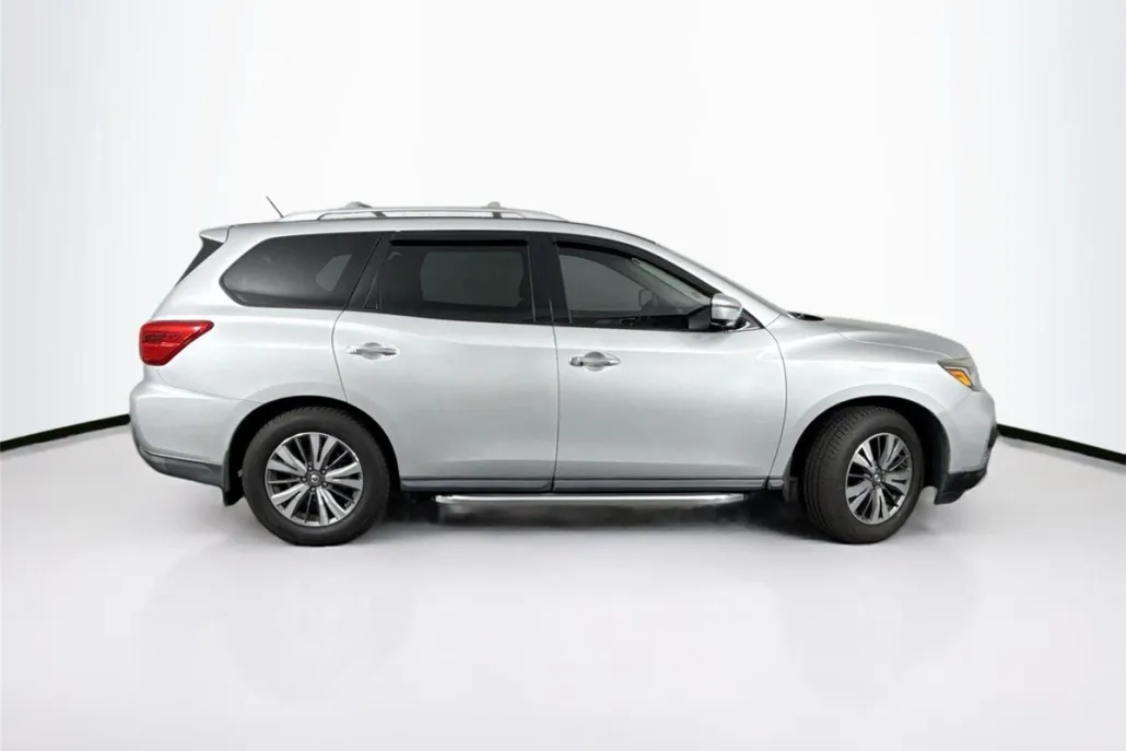 2017 Nissan Pathfinder SL photo 1