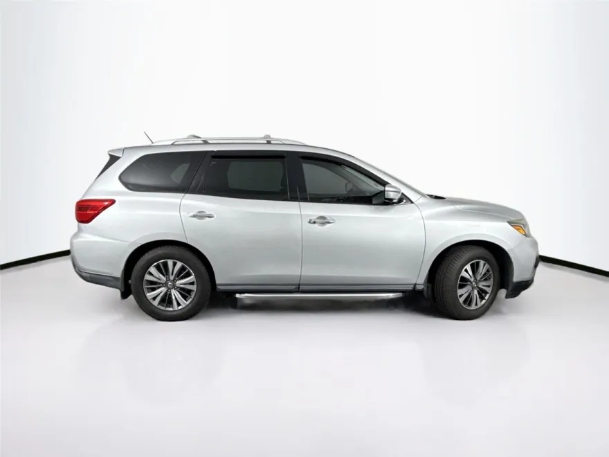 2017 Nissan Pathfinder SL photo 1