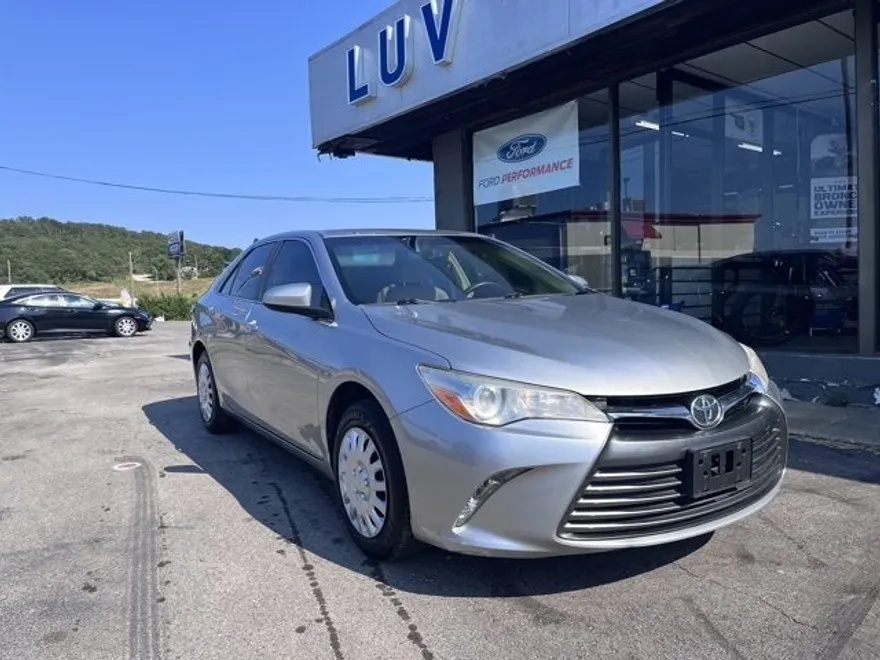 2017 Toyota Camry LE photo 1