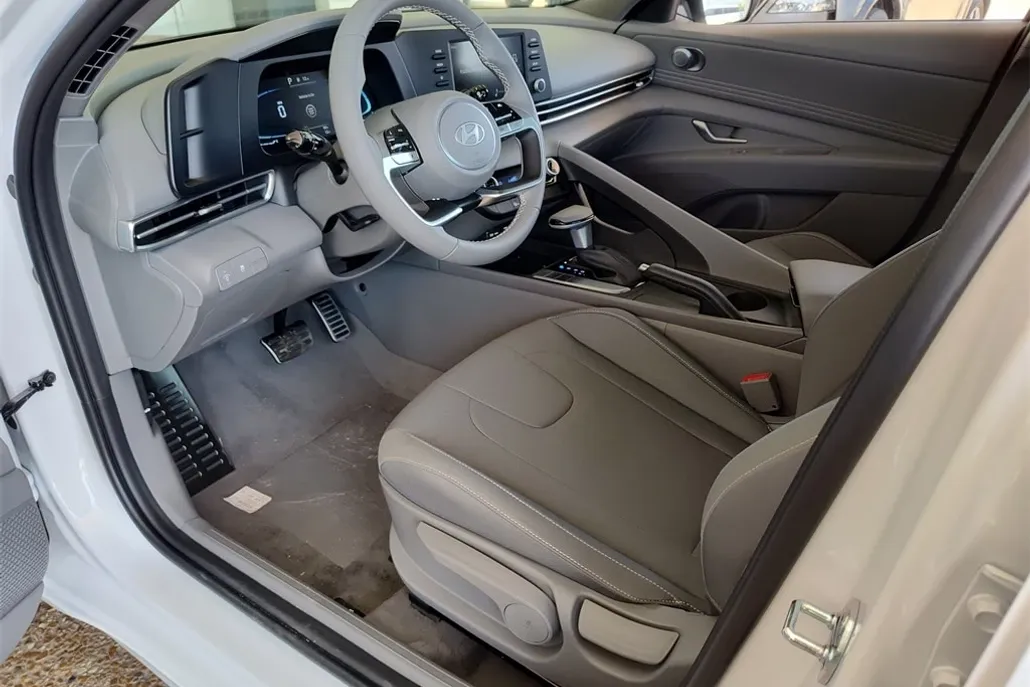 2025 Hyundai Elantra SEL Sport photo 1
