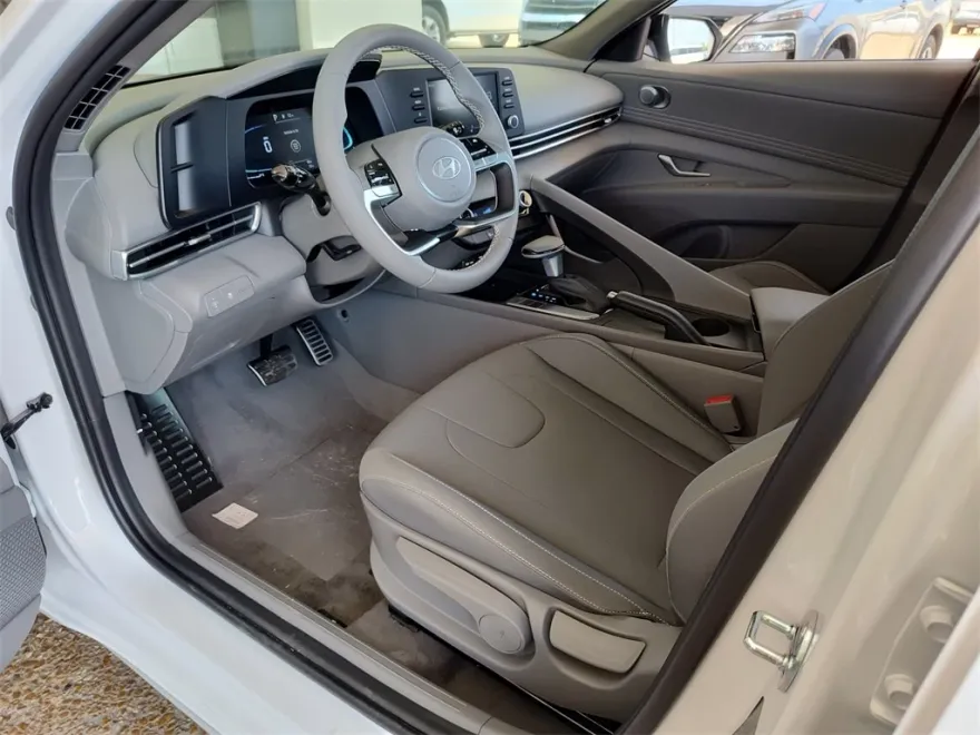 2025 Hyundai Elantra SEL Sport photo 1