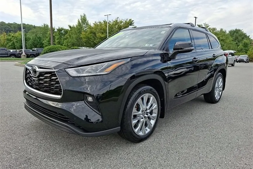 2023 Toyota Highlander Limited photo 1