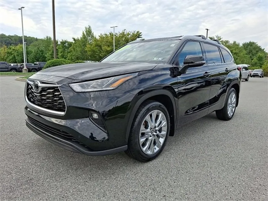 2023 Toyota Highlander Limited photo 1