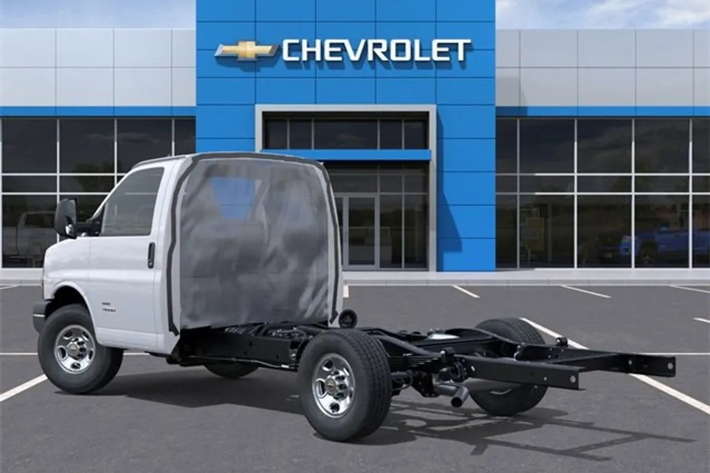2025 Chevrolet Express 3500 Cutaway photo 1