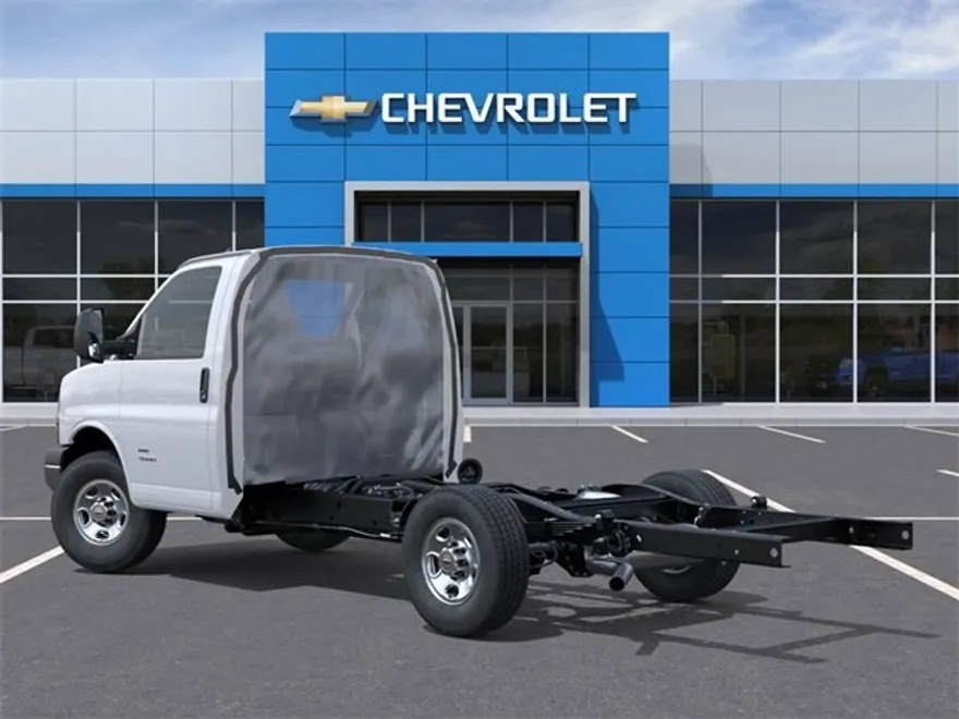 2025 Chevrolet Express 3500 Cutaway photo 1