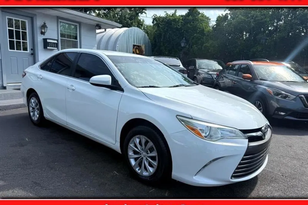 2016 Toyota Camry LE photo 1