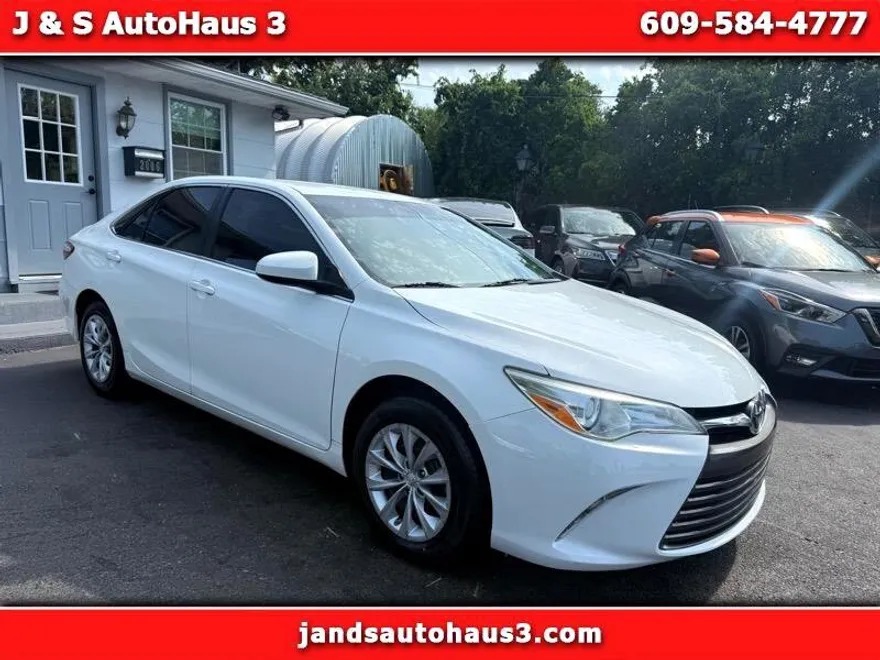 2016 Toyota Camry LE photo 1