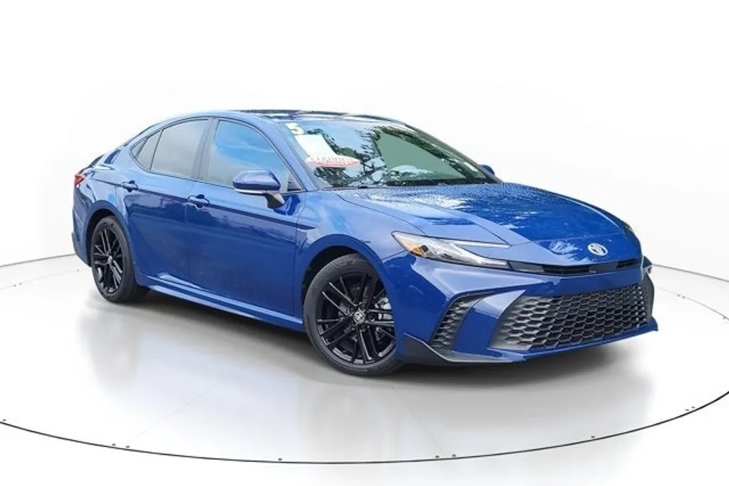2025 Toyota Camry SE photo 1
