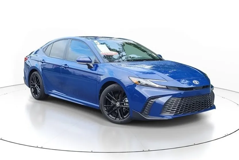 2025 Toyota Camry SE photo 1