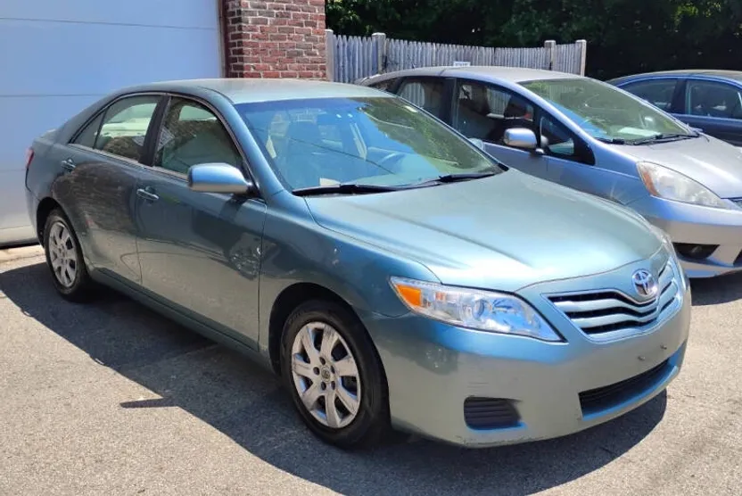 2010 Toyota Camry LE photo 1
