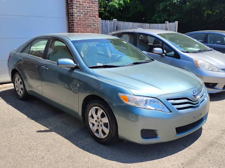 2010 Toyota Camry LE photo 1