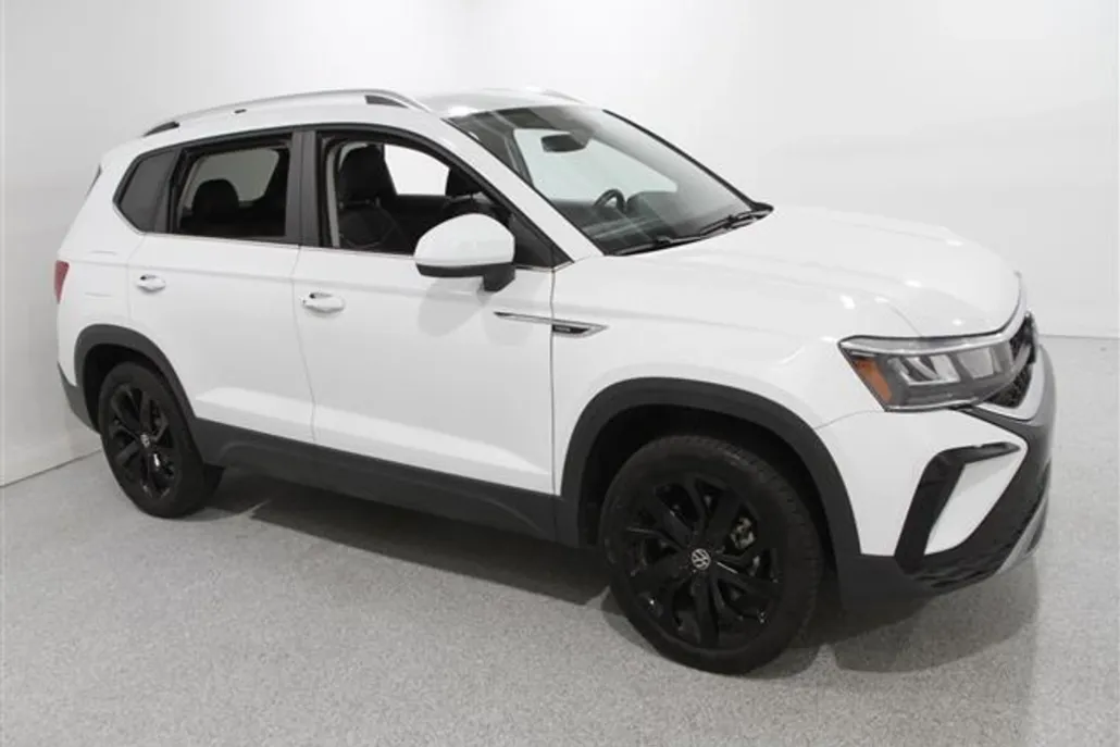 2023 Volkswagen Taos SE photo 1