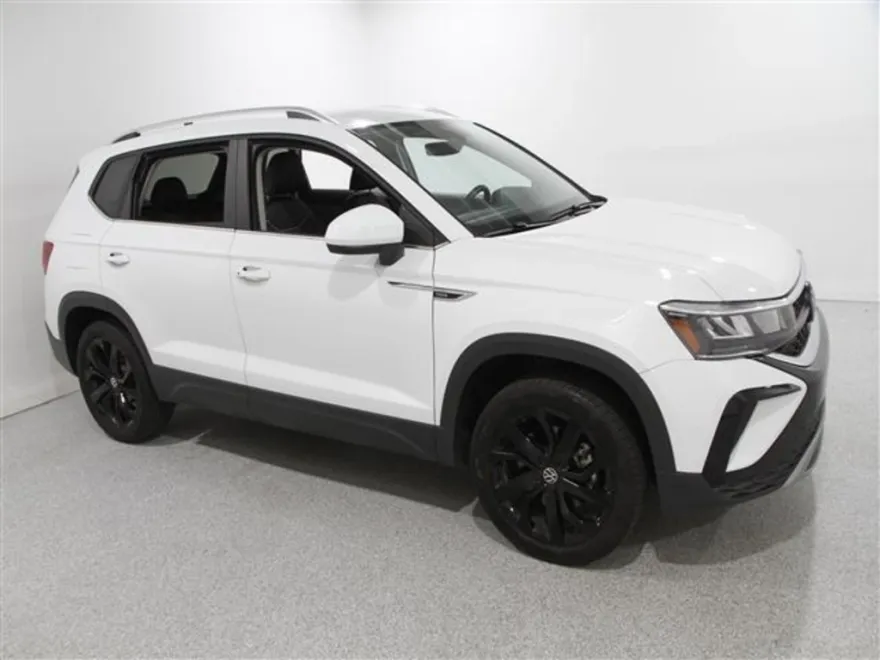 2023 Volkswagen Taos SE photo 1
