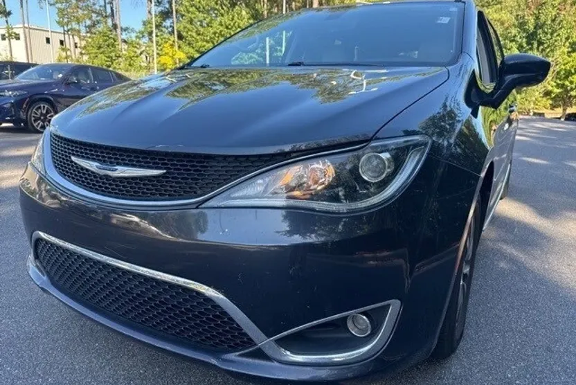 2020 Chrysler Pacifica Touring Plus photo 1