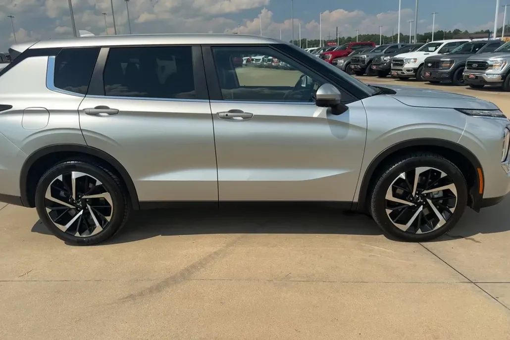 2024 Mitsubishi Outlander SE photo 1