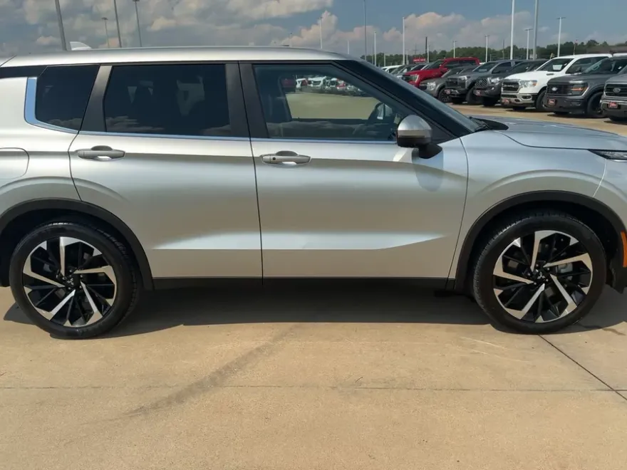 2024 Mitsubishi Outlander SE photo 1