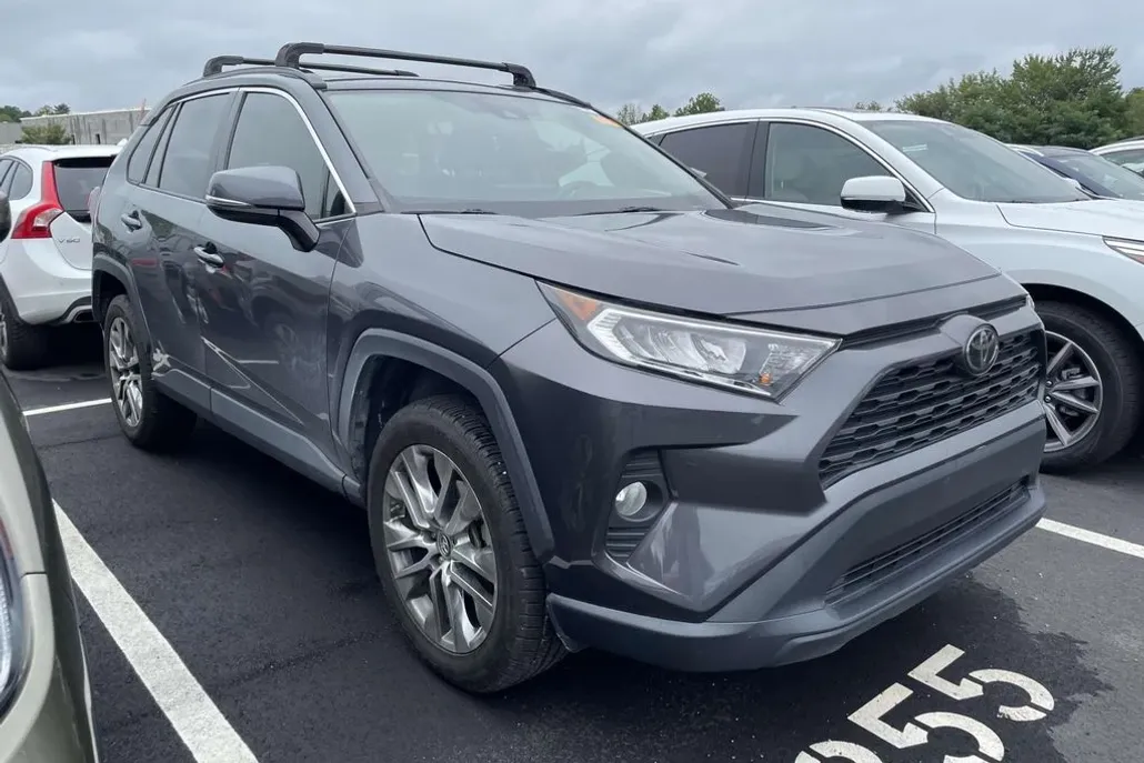 2019 Toyota RAV4 XLE Premium photo 1