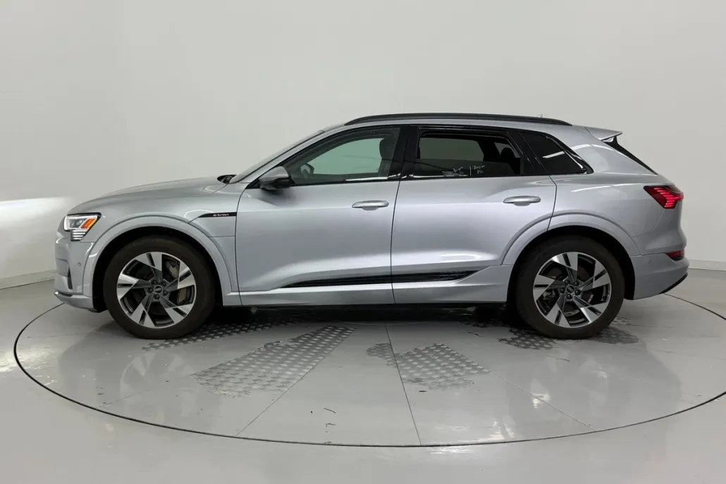 2021 Audi e-tron Premium photo 1