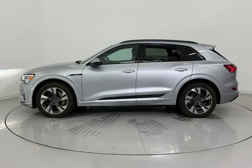 2021 Audi e-tron Premium photo 1