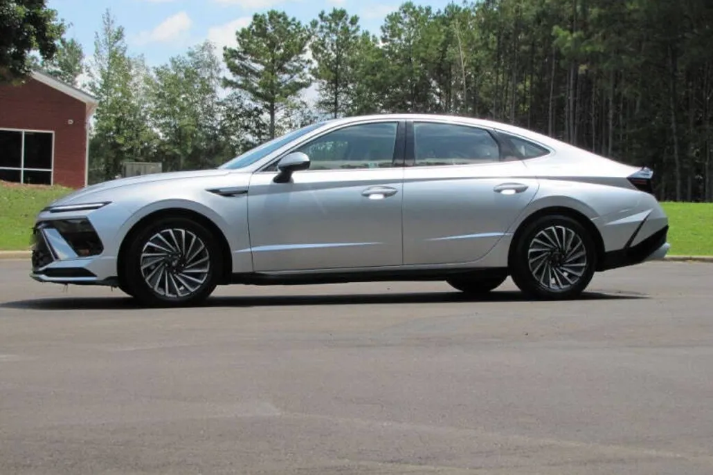 2024 Hyundai Sonata SE photo 1