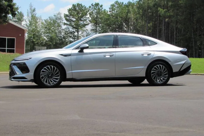 2024 Hyundai Sonata SE photo 1