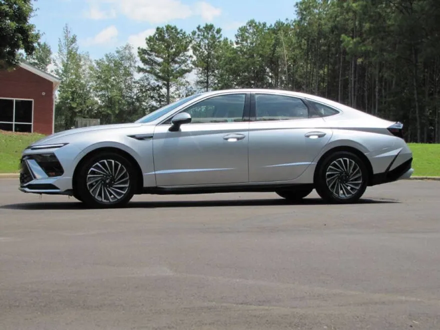 2024 Hyundai Sonata SE photo 1